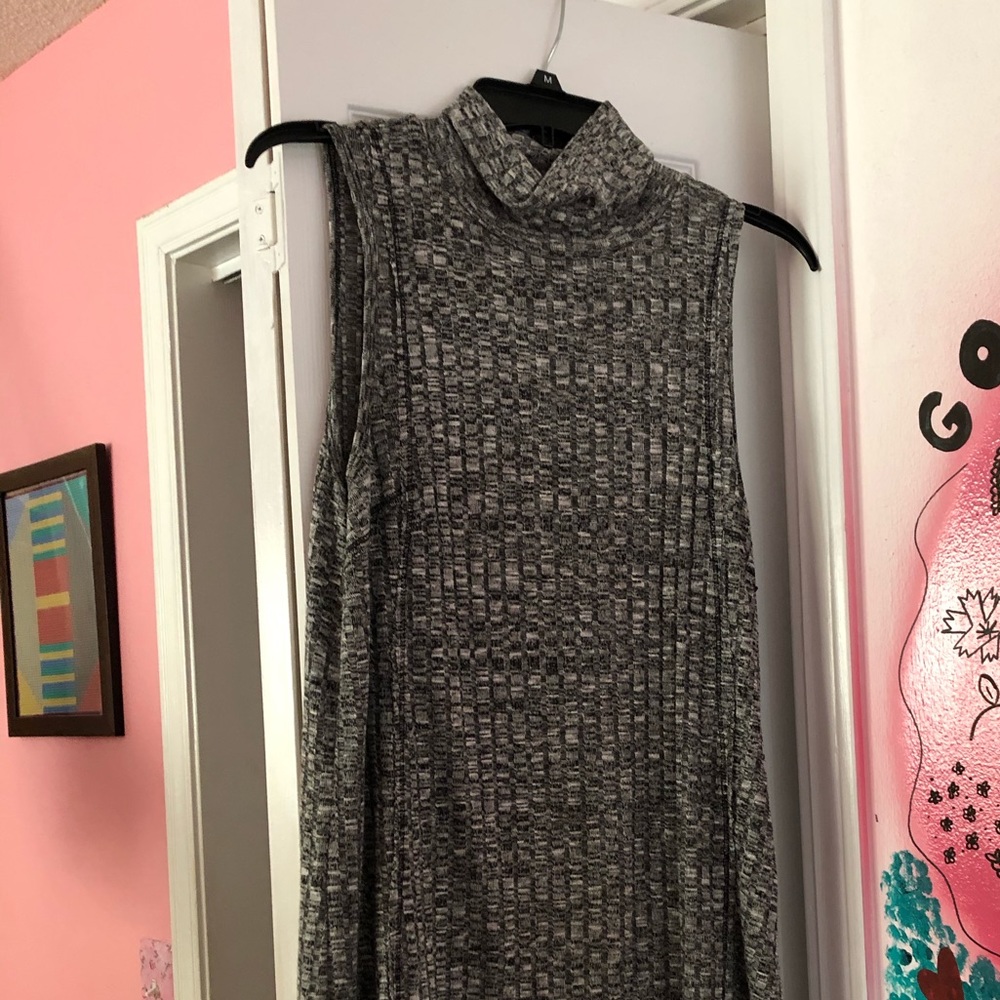 Sleeveless turtleneck top!!